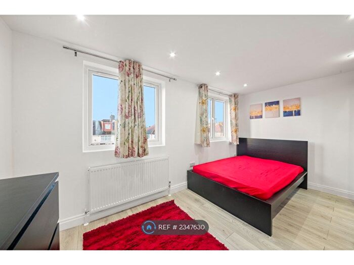 1 Bedroom Studio To Rent In Midsummer Avenue, Hounslow, TW4