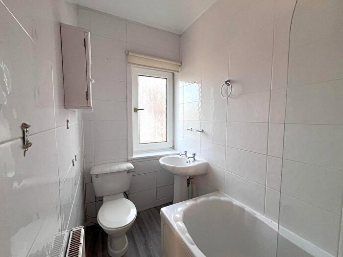 2 Bedroom Flat To Rent In Crewe Crescent, Edinburgh, EH5