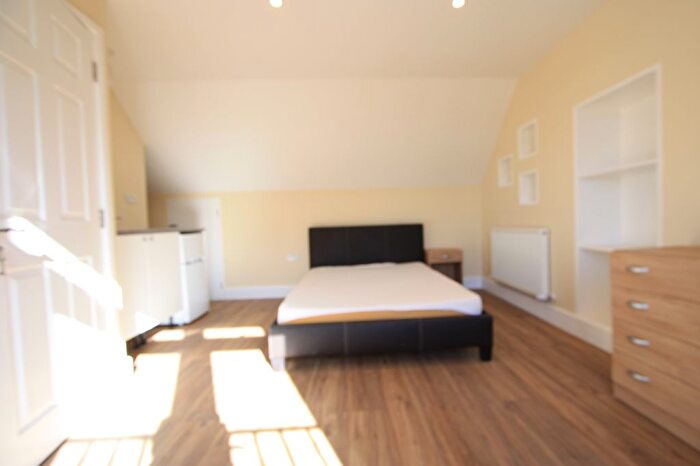 3 Bedroom Flat To Rent In Kingston Road, New Malden, KT3
