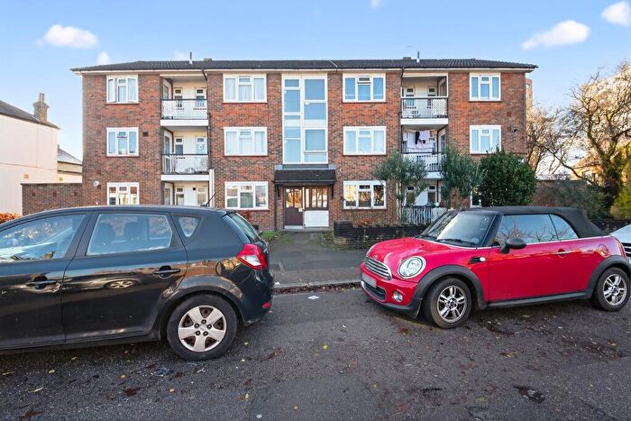 3 Bedroom Flat For Sale In Market Place, London, N2