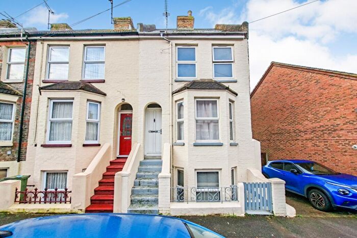 3 Bedroom End Of Terrace House For Sale In Bradstone Avenue, Folkestone, Kent, CT19