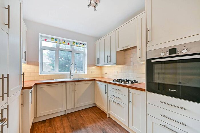 3 Bedroom Flat To Rent In Kingston Hill, Kingston, Kingston Upon Thames, KT2