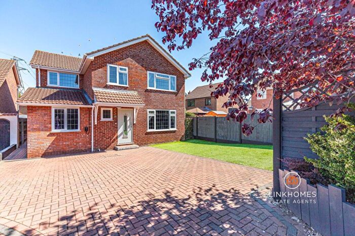6 Bedroom Detached House For Sale In De Courtenai Close, Bournemouth, BH11