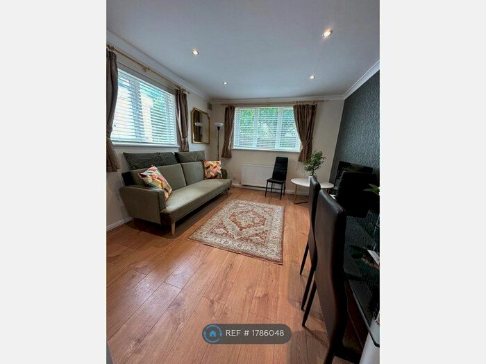 1 Bedroom Maisonette To Rent In Station Road, London, N3