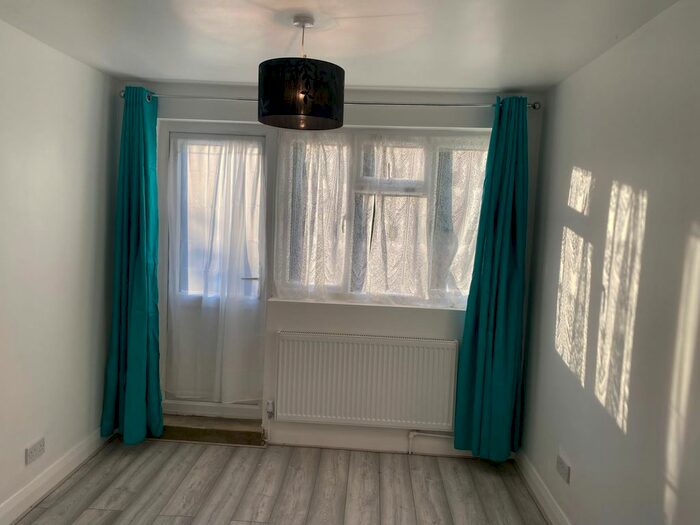 2 Bedroom Flat To Rent In York Road, Ilford, Essex, IG1