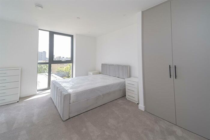 2 Bedroom Apartment To Rent In Willbrook House, Woodbury Down, Hackney, N4
