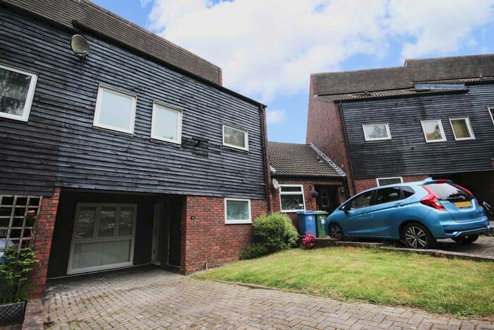 5 Bedroom Town House To Rent In Northcott, Bracknell, RG12