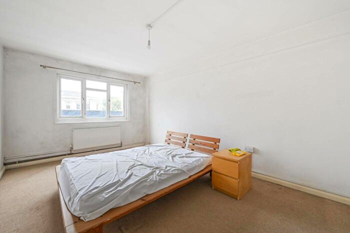 2 Bedroom Flat To Rent In Commercial Road, Whitechapel, London, E1
