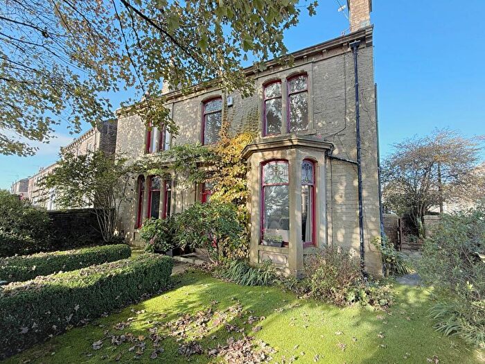 3 Bedroom Detached House For Sale In West End, Queensbury, Bradford, BD13