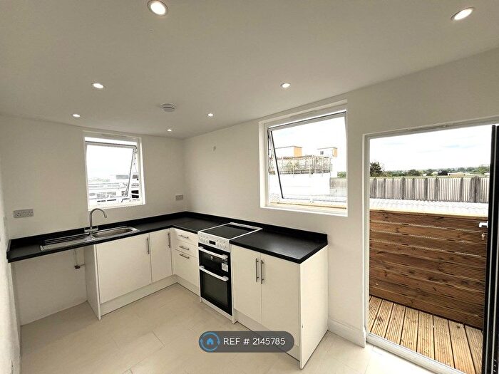 Studio To Rent In Great West Road, Brentford, TW18