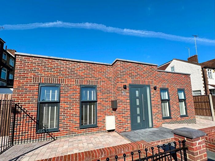 2 Bedroom Detached House To Rent In Hereford Avenue, East Barnet, Barnet, Greater London, EN4