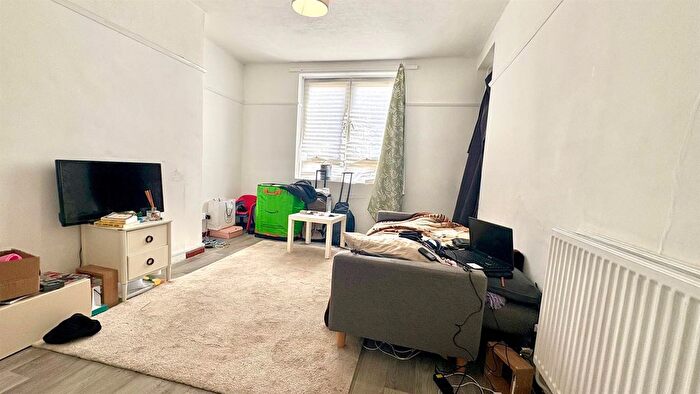 2 Bedroom Flat To Rent In Munster Road, London, SW6