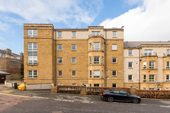 2 Bedroom Flat For Sale In / Dicksonfield, Leith, EH7