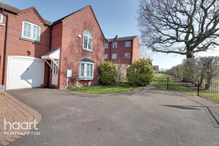 3 Bedroom Semi-Detached House To Rent In Quintonside, Northampton, NN4