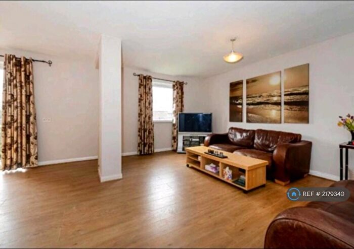 3 Bedroom Flat To Rent In Whitefriars Court, London, N12