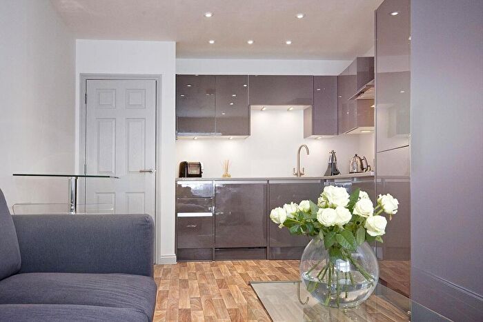 3 Bedroom Flat To Rent In Castle Mews, St. Thomas Street, OX1