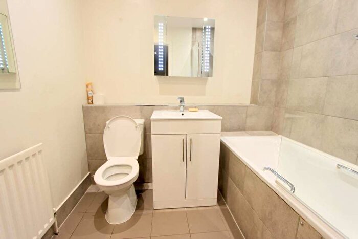 2 Bedroom Flat To Rent In Alice Court, London, N22