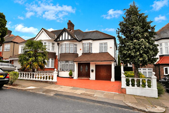 5 Bedroom Semi-Detached House For Sale In Townsend Avenue, Southgate, London, N14