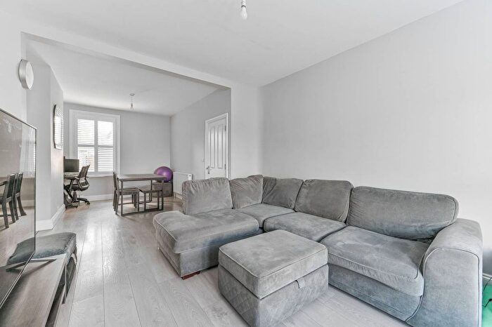 5 Bedroom Semi-detached House For Sale In Frant Road, Thornton Heath, CR7