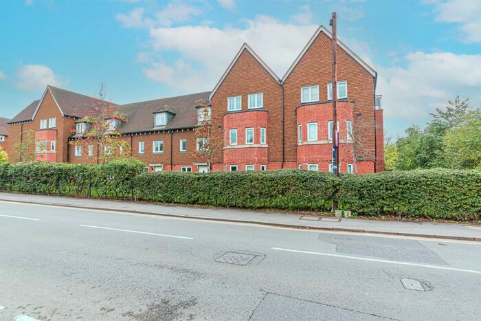 2 Bedroom Apartment To Rent In Outfield Crescent, Wokingham, RG40