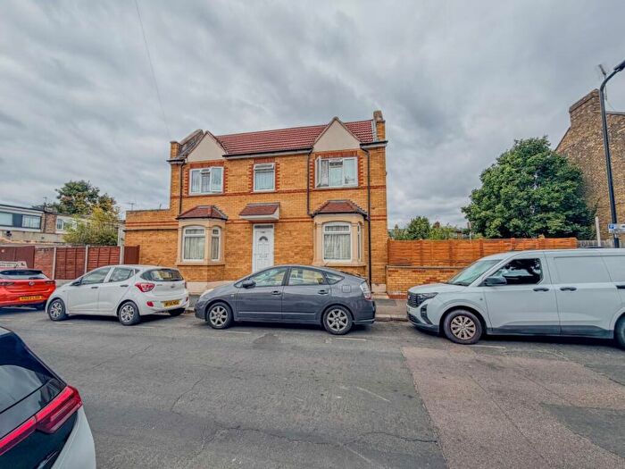 2 Bedroom Semi-Detached House For Sale In Murchison Road, London, E10