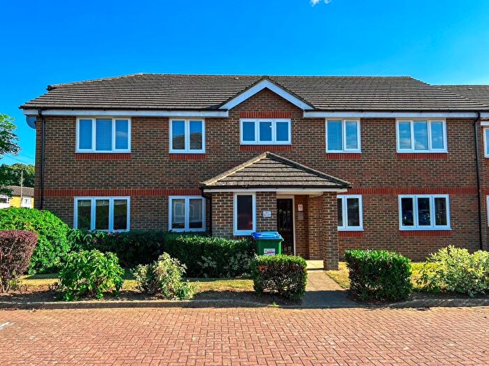 2 Bedroom Apartment For Sale In Yeend Close, West Molesey, KT8
