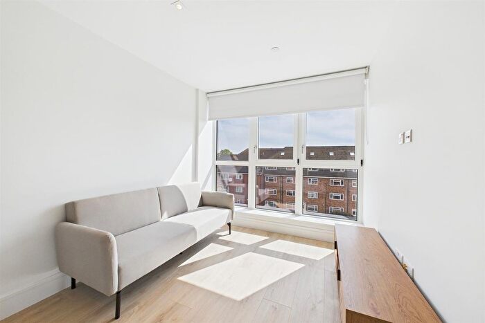 1 Bedroom Flat To Rent In Coombe Hill House, London, SW20