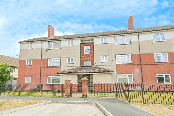 2 Bedroom Flat For Sale In Staverton Way, Swindon, Wiltshire, SN2