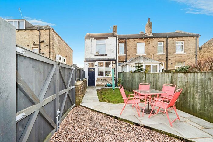 3 Bedroom End Of Terrace House For Sale In New Line, Bradford, BD10