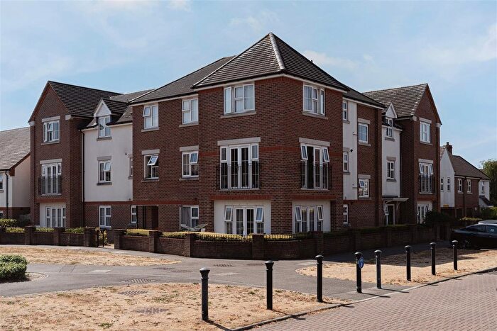 2 Bedroom Flat For Sale In Fieldoaks Way, Merstham, Redhill, RH1