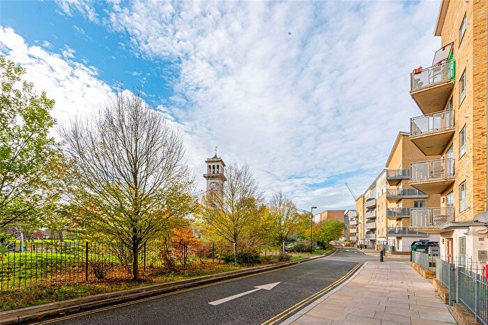 2 Bedroom Flat For Sale In Clock View Crescent, London, N7