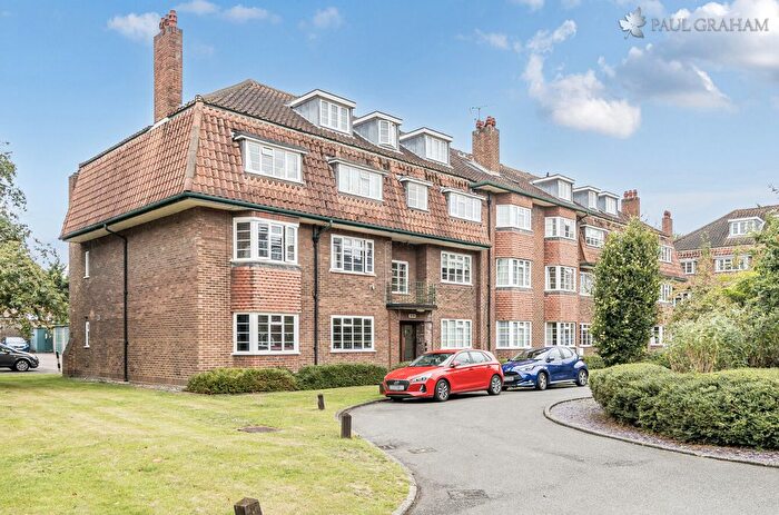 2 Bedroom Flat For Sale In West Street Lane, Carshalton, SM5
