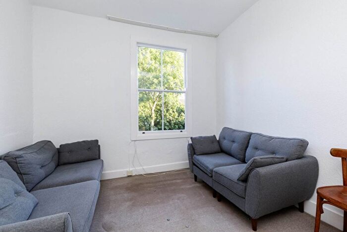 3 Bedroom Flat To Rent In Sydney Road, London, N8