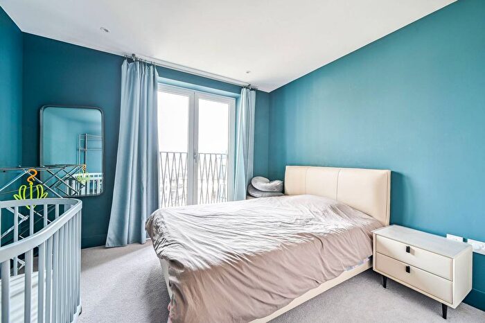 3 Bedroom Flat To Rent In St Georges Circus, Elephant And Castle, London, SE1