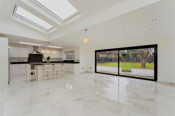 5 Bedroom End Of Terrace House To Rent In Charnwood Drive, South Woodford, E18