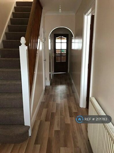 3 Bedroom Semi-Detached House To Rent In Woodland Avenue, Slough, SL1