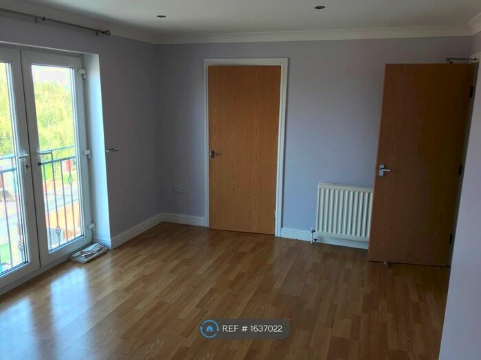 2 Bedroom Flat To Rent In Chantry Court, Morley, Leeds, LS27