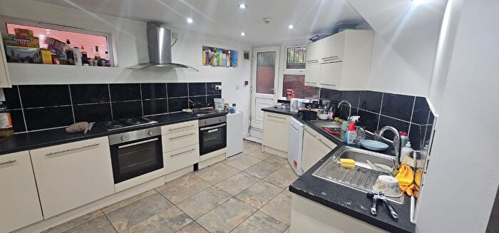 864 Bedroom Terraced House To Rent In Headingley Avenue, Leeds, West Yorkshire, LS6