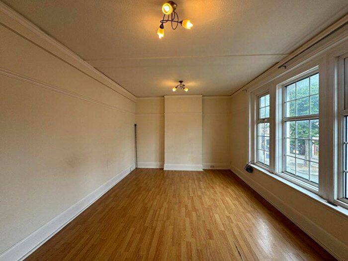 3 Bedroom Flat To Rent In The Broadway, Mill Hill, NW7