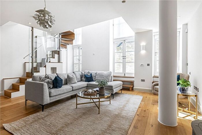4 Bedroom Mews To Rent In Cavendish Mews South, Marylebone, London, W1W
