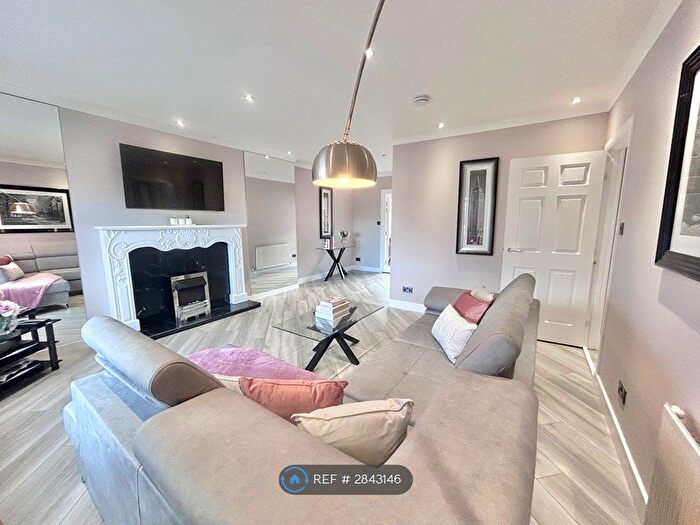 3 Bedroom Flat To Rent In New Century House, Aberdeen, AB11