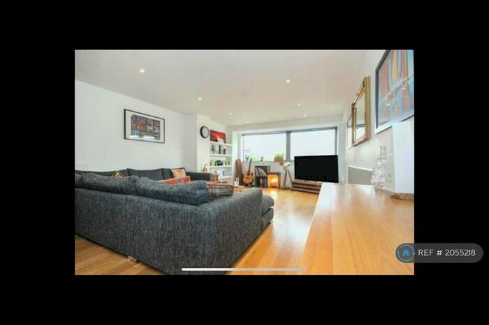 2 Bedroom Flat To Rent In Chester Road, Manchester, M15