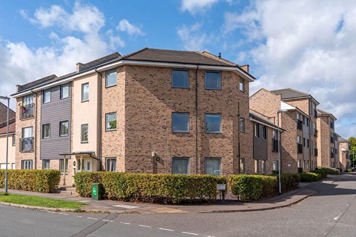 2 Bedroom Flat For Sale In Woodhead Drive, Cambridge, CB4