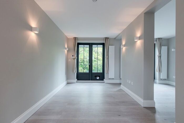 Studio To Rent In Russell Road, London, N13