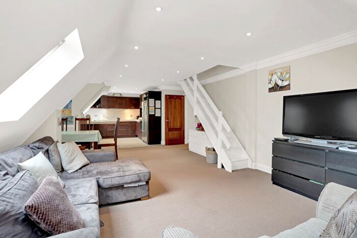 3 Bedroom Flat To Rent In Lakewood, Fairmile Common, Cobham, Surrey, KT10