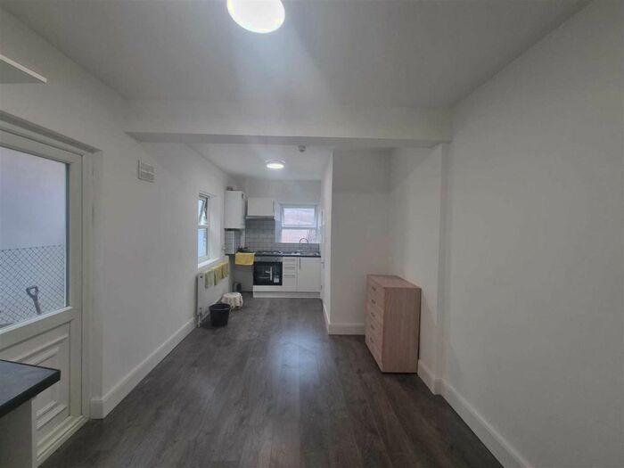 1 Bedroom Studio To Rent In Warwick Gardens, Harringay Ladder, N4