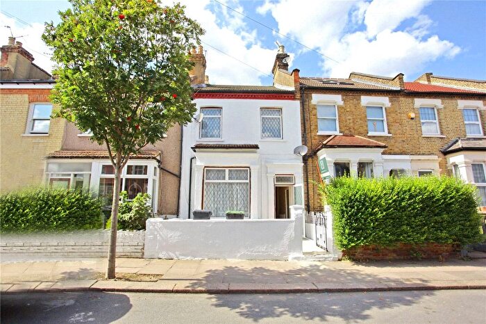 4 Bedroom Terraced House To Rent In Queens Road, Haringey, London, N11