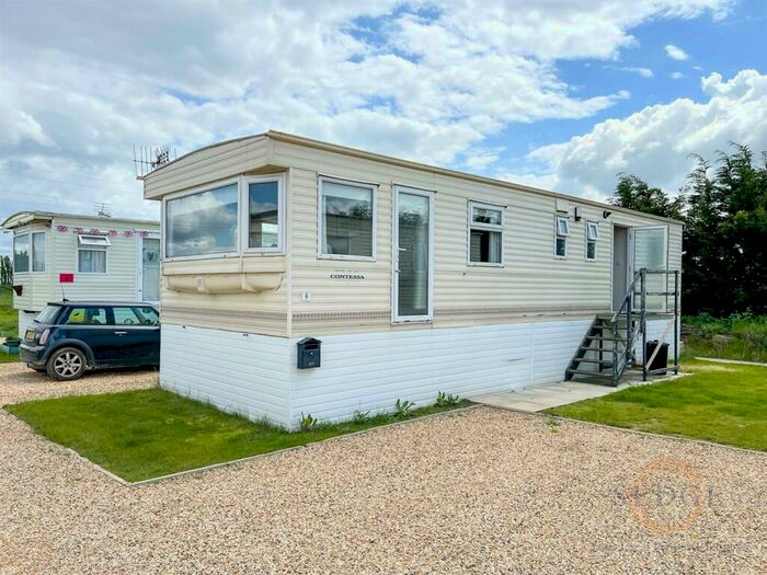 3 Bedroom Mobile Home To Rent In Clay Lake, Spalding, PE12