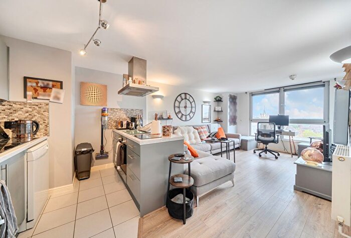 2 Bedroom Flat For Sale In Throwley Way, Sutton, SM1