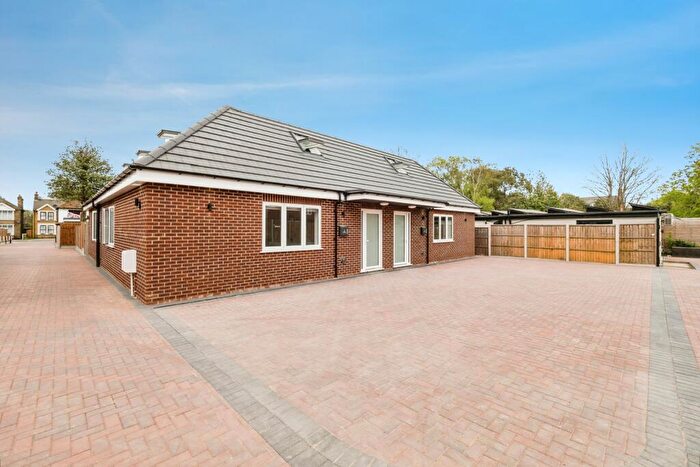 3 Bedroom Bungalow For Sale In Annas Gardens, Romford, RM2